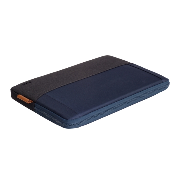 trust funda lisboa para portatil de 13,3" hecha con 3 botellas de pet recicladas interior acolchado diseño elegante y estilizado
