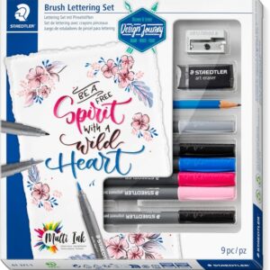 staedtler brush lettering design journey pack con 6 rotuladores pigment art para lettering en colores surtidos, lapiz, goma de borrar y afilalapices