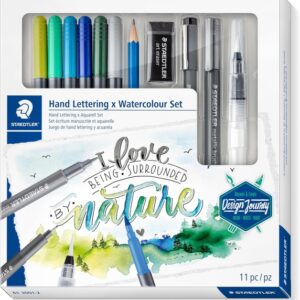staedtler hand lettering and watercolour set design journey pack con 6 rotuladores acuarelables doble punta en colores surtidos, rotulador pigment liner negro, rotulador metalizado plata, lapiz mars lumograph, borrador artistico y pincel medio