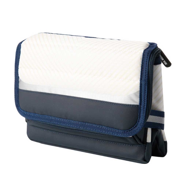safta real madrid bolsa isotermica plegable cremallera bandolera ajustable bolsillo frontal capacidad para 6 latas 24.13x17.8x7.6cm color blanco y azul